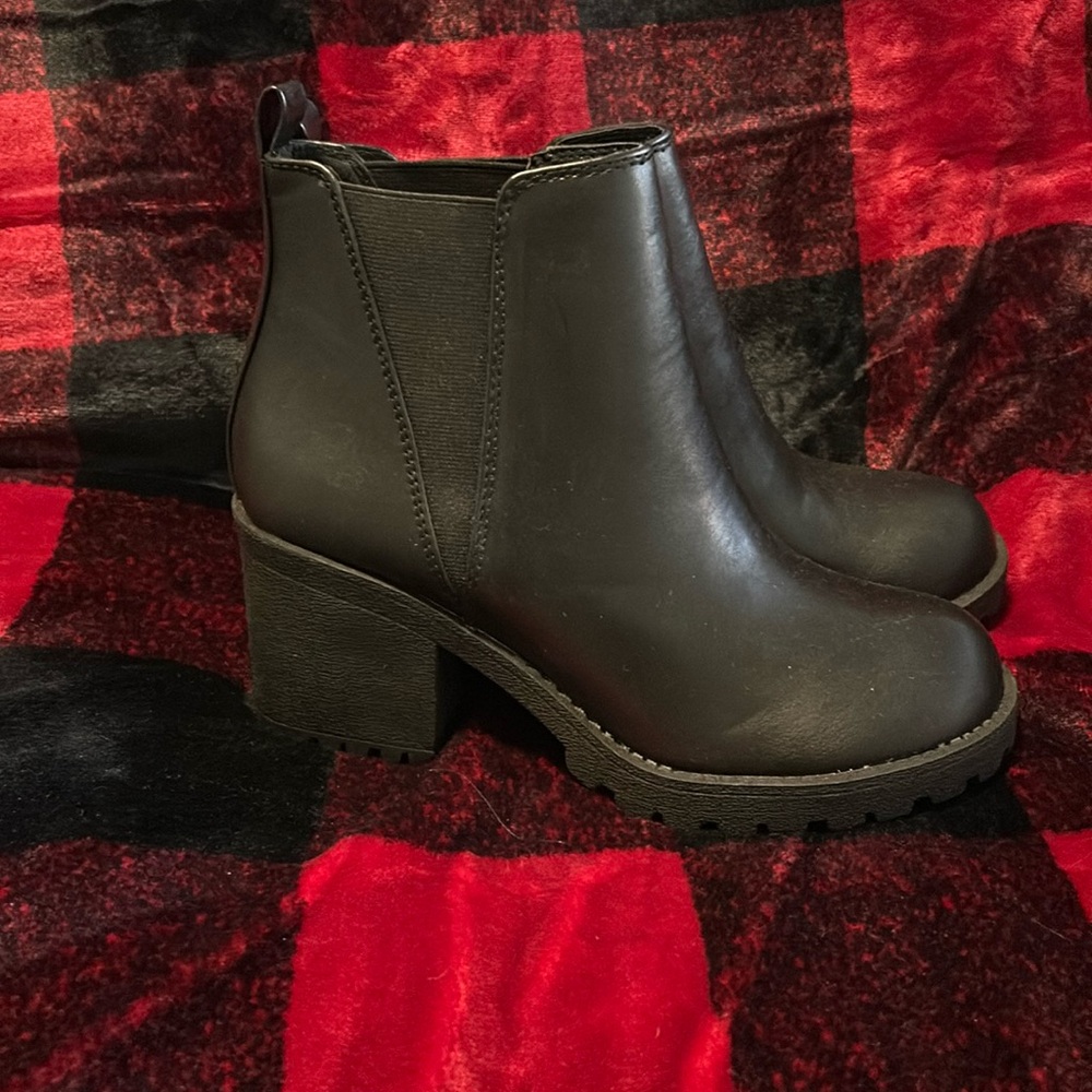 Womens Lug Sole Chelsea Ankle Booties Elastic Sides Black Size 7.5